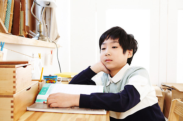 포토 JPG 학생 라이프스타일 어린이교육 교육 남자 어린이라이프 초등학생 어린이 포즈 의자 문구용품 조명 실내 한명 사람 앉기 동양인 소년 상반신 10대 책 연필 턱괴기 펼침 한국인 스탠드 책상 공부방 문제풀이 문제집 딴짓 남자만 남자한명만 십대만 십대남자만 십대남자한명만 국내포토 1 가구 모션 청소년 학용품 인종 내부 생활 필기구 오브젝트 파일형식