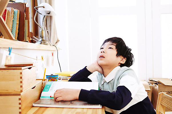 포토 JPG 학생 라이프스타일 어린이교육 교육 남자 어린이라이프 초등학생 어린이 포즈 의자 문구용품 조명 실내 한명 사람 앉기 동양인 소년 상반신 10대 책 연필 턱괴기 펼침 한국인 스탠드 책상 공부방 문제풀이 문제집 딴짓 남자만 남자한명만 십대만 십대남자만 십대남자한명만 국내포토 1 가구 모션 청소년 학용품 인종 내부 생활 필기구 오브젝트 파일형식