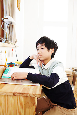 포토 JPG 학생 라이프스타일 어린이교육 교육 남자 어린이라이프 초등학생 어린이 포즈 의자 문구용품 조명 실내 한명 사람 앉기 동양인 소년 상반신 10대 책 연필 턱괴기 펼침 한국인 스탠드 책상 공부방 문제풀이 문제집 딴짓 남자만 남자한명만 십대만 십대남자만 십대남자한명만 국내포토 1 가구 모션 청소년 학용품 인종 내부 생활 필기구 오브젝트 파일형식