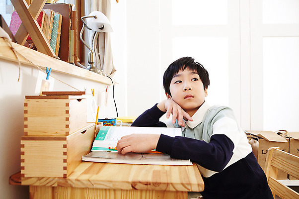 포토 JPG 학생 라이프스타일 어린이교육 교육 남자 어린이라이프 초등학생 어린이 포즈 의자 문구용품 조명 실내 한명 사람 앉기 동양인 소년 상반신 10대 책 연필 턱괴기 펼침 한국인 스탠드 책상 공부방 문제풀이 문제집 딴짓 남자만 남자한명만 십대만 십대남자만 십대남자한명만 국내포토 1 가구 모션 청소년 학용품 인종 내부 생활 필기구 오브젝트 파일형식