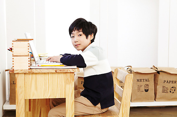 포토 JPG 학생 라이프스타일 어린이교육 교육 남자 어린이라이프 초등학생 어린이 포즈 의자 문구용품 실내 한명 사람 앉기 동양인 소년 상반신 10대 노트북 컴퓨터 연필 한국인 책상 공부방 남자만 남자한명만 십대만 십대남자만 십대남자한명만 국내포토 1 가구 모션 청소년 학용품 인종 내부 생활 전자제품 필기구 오브젝트 파일형식