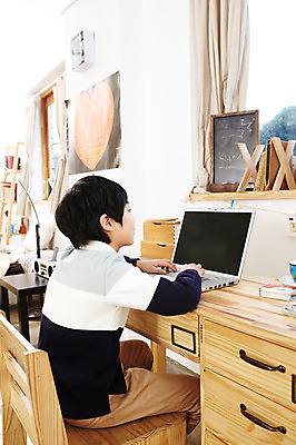 포토 JPG 학생 라이프스타일 어린이교육 교육 남자 어린이라이프 초등학생 어린이 포즈 의자 창문 모션 문구용품 실내 한명 사람 앉기 동양인 소년 상반신 10대 노트북 컴퓨터 필기구 연필 칠판 한국인 책상 공부방 미니칠판 남자만 남자한명만 십대만 십대남자만 십대남자한명만 국내포토 1 가구 청소년 학용품 인종 내부 생활 전자제품 오브젝트 파일형식