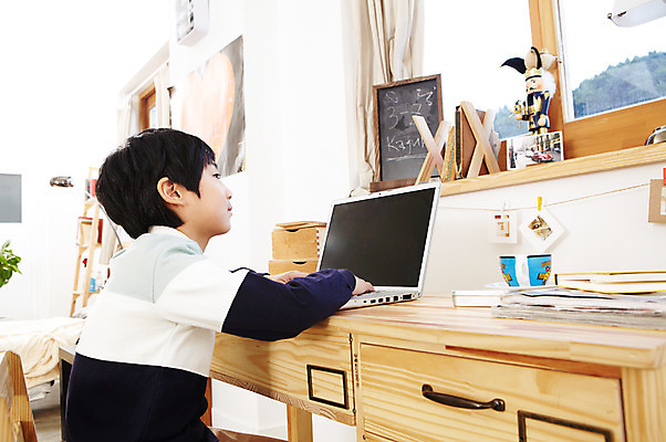 포토 JPG 학생 라이프스타일 어린이교육 교육 남자 어린이라이프 초등학생 어린이 포즈 의자 창문 모션 문구용품 조명 실내 한명 사람 앉기 동양인 소년 상반신 10대 책 컵 노트북 컴퓨터 필기구 연필 칠판 한국인 스탠드 커튼 찻잔 책상 공부방 미니칠판 남자만 남자한명만 십대만 십대남자만 십대남자한명만 국내포토 1 식기 가구 청소년 학용품 잔 인종 내부 생활 전자제품 오브젝트 파일형식