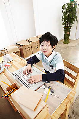 포토 JPG 식물 학생 라이프스타일 어린이교육 교육 남자 어린이라이프 화분 화초 초등학생 어린이 포즈 의자 문구용품 실내 한명 웃음 사람 앉기 동양인 소년 상반신 10대 노트북 컴퓨터 하이앵글 연필 한국인 책상 연필꽂이 공부방 남자만 남자한명만 십대만 십대남자만 십대남자한명만 국내포토 1 뷰포인트 가구 모션 청소년 학용품 표정 인종 내부 생활 전자제품 필기구 오브젝트 파일형식
