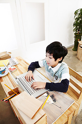 포토 JPG 식물 학생 라이프스타일 어린이교육 교육 남자 어린이라이프 화분 화초 초등학생 어린이 포즈 의자 문구용품 실내 한명 사람 앉기 동양인 소년 상반신 10대 노트북 컴퓨터 하이앵글 연필 한국인 책상 연필꽂이 공부방 남자만 남자한명만 십대만 십대남자만 십대남자한명만 국내포토 1 뷰포인트 가구 모션 청소년 학용품 인종 내부 생활 전자제품 필기구 오브젝트 파일형식