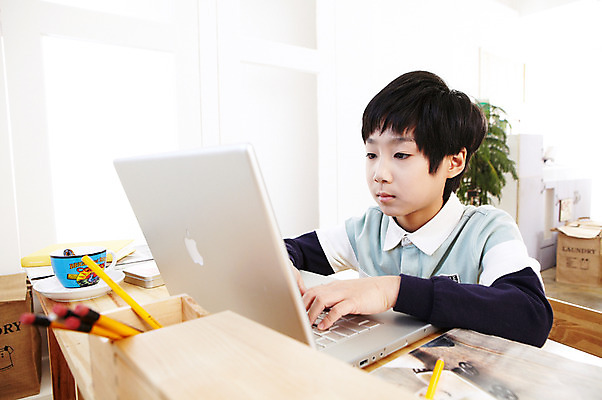 포토 JPG 학생 라이프스타일 어린이교육 교육 남자 어린이라이프 초등학생 어린이 포즈 문구용품 실내 한명 사람 앉기 동양인 소년 상반신 10대 노트북 컴퓨터 연필 한국인 책상 연필꽂이 공부방 남자만 남자한명만 십대만 십대남자만 십대남자한명만 국내포토 1 가구 모션 청소년 학용품 인종 내부 생활 전자제품 필기구 오브젝트 파일형식