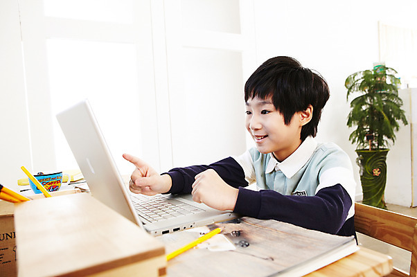 포토 JPG 식물 학생 라이프스타일 어린이교육 교육 남자 어린이라이프 화분 화초 초등학생 어린이 포즈 문구용품 실내 한명 웃음 사람 앉기 동양인 손짓 소년 상반신 10대 노트북 컴퓨터 연필 한국인 가리킴 책상 공부방 남자만 남자한명만 십대만 십대남자만 십대남자한명만 국내포토 1 가구 모션 청소년 학용품 표정 인종 내부 생활 전자제품 필기구 오브젝트 파일형식