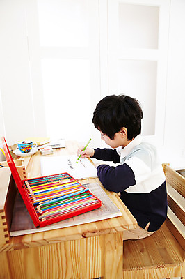 포토 JPG 학생 라이프스타일 어린이교육 교육 남자 어린이라이프 초등학생 어린이 포즈 의자 문구용품 색연필 실내 미술 한명 들기 사람 앉기 동양인 소년 상반신 10대 컵 하이앵글 미술도구 한국인 그리기 찻잔 책상 스케치북 공부방 남자만 남자한명만 십대만 십대남자만 십대남자한명만 국내포토 1 식기 뷰포인트 가구 모션 청소년 문화예술 학용품 잔 인종 내부 생활 오브젝트 파일형식