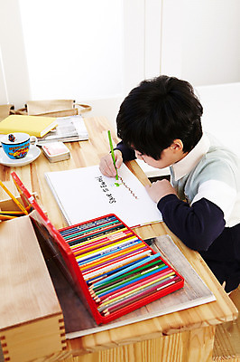 포토 JPG 학생 라이프스타일 어린이교육 교육 남자 어린이라이프 초등학생 어린이 포즈 의자 문구용품 색연필 실내 미술 한명 들기 사람 앉기 동양인 소년 상반신 10대 컵 하이앵글 연필 미술도구 한국인 그리기 찻잔 책상 스케치북 연필꽂이 공부방 남자만 남자한명만 십대만 십대남자만 십대남자한명만 국내포토 1 식기 뷰포인트 가구 모션 청소년 문화예술 학용품 잔 인종 내부 생활 필기구 오브젝트 파일형식