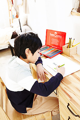 포토 JPG 학생 라이프스타일 어린이교육 교육 남자 어린이라이프 초등학생 어린이 포즈 의자 문구용품 색연필 실내 미술 한명 들기 사람 앉기 동양인 소년 상반신 10대 하이앵글 연필 미술도구 한국인 그리기 책상 스케치북 연필꽂이 공부방 남자만 남자한명만 십대만 십대남자만 십대남자한명만 국내포토 1 뷰포인트 가구 모션 청소년 문화예술 학용품 인종 내부 생활 필기구 오브젝트 파일형식
