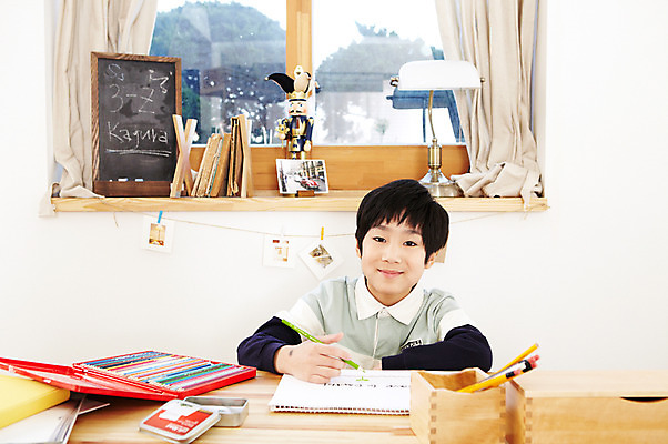 포토 JPG 학생 라이프스타일 어린이교육 교육 남자 어린이라이프 초등학생 어린이 포즈 창문 모션 문구용품 조명 색연필 실내 미술 한명 미소 웃음 들기 사람 앉기 동양인 소년 상반신 10대 책 필기구 연필 칠판 미술도구 한국인 스탠드 커튼 그리기 책상 스케치북 연필꽂이 공부방 미니칠판 남자만 남자한명만 십대만 십대남자만 십대남자한명만 국내포토 1 가구 청소년 문화예술 학용품 표정 인종 내부 생활 오브젝트 파일형식