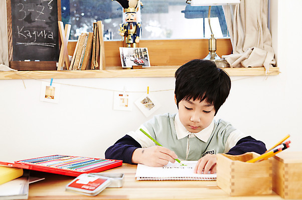 포토 JPG 학생 라이프스타일 어린이교육 교육 남자 어린이라이프 초등학생 어린이 포즈 창문 모션 문구용품 조명 색연필 실내 미술 한명 들기 사람 앉기 동양인 소년 상반신 10대 책 필기구 연필 칠판 미술도구 한국인 스탠드 커튼 그리기 책상 스케치북 연필꽂이 공부방 미니칠판 남자만 남자한명만 십대만 십대남자만 십대남자한명만 국내포토 1 가구 청소년 문화예술 학용품 인종 내부 생활 오브젝트 파일형식