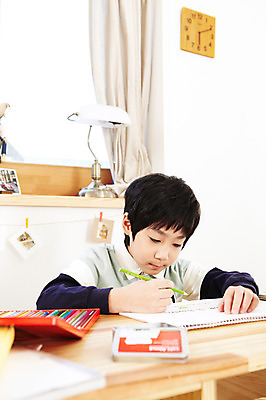 포토 JPG 학생 라이프스타일 어린이교육 교육 남자 어린이라이프 초등학생 어린이 시계 포즈 창문 모션 문구용품 조명 색연필 실내 미술 한명 들기 사람 앉기 동양인 소년 상반신 10대 책 미술도구 한국인 스탠드 커튼 그리기 책상 스케치북 벽시계 공부방 남자만 남자한명만 십대만 십대남자만 십대남자한명만 국내포토 1 가구 청소년 문화예술 학용품 인종 내부 생활 오브젝트 파일형식