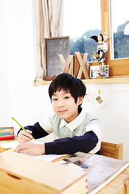 포토 JPG 학생 라이프스타일 어린이교육 교육 남자 어린이라이프 초등학생 어린이 포즈 창문 모션 문구용품 조명 색연필 실내 미술 한명 들기 사람 앉기 동양인 소년 상반신 10대 책 칠판 미술도구 한국인 스탠드 커튼 그리기 책상 공부방 미니칠판 남자만 남자한명만 십대만 십대남자만 십대남자한명만 국내포토 1 가구 청소년 문화예술 학용품 인종 내부 생활 오브젝트 파일형식