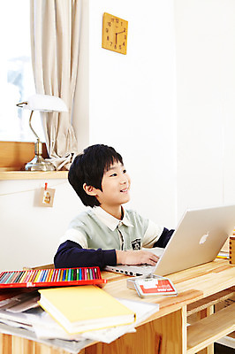 포토 JPG 학생 라이프스타일 어린이교육 교육 남자 어린이라이프 초등학생 어린이 시계 포즈 창문 모션 문구용품 조명 색연필 실내 미술 한명 미소 웃음 사람 앉기 동양인 소년 상반신 10대 책 노트북 컴퓨터 미술도구 한국인 스탠드 커튼 책상 벽시계 공부방 남자만 남자한명만 십대만 십대남자만 십대남자한명만 국내포토 1 가구 청소년 문화예술 학용품 표정 인종 내부 생활 전자제품 오브젝트 파일형식