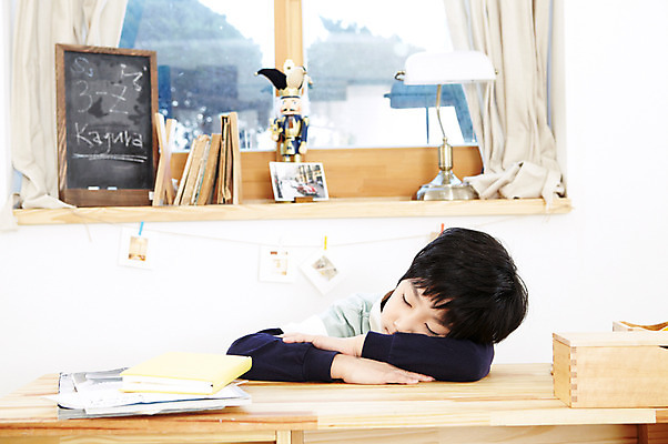 포토 JPG 학생 라이프스타일 어린이교육 교육 남자 어린이라이프 초등학생 어린이 엎드리기 포즈 창문 모션 조명 실내 한명 사람 앉기 동양인 소년 상반신 10대 책 칠판 한국인 스탠드 잠 커튼 수면 책상 공부방 미니칠판 남자만 남자한명만 십대만 십대남자만 십대남자한명만 국내포토 1 가구 청소년 인종 내부 생활 물 파일형식