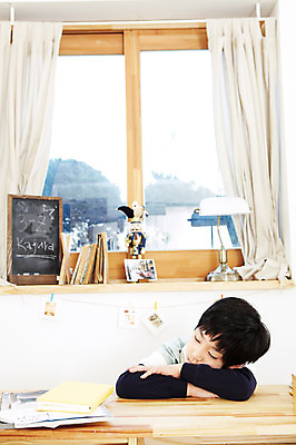 포토 JPG 학생 라이프스타일 어린이교육 교육 남자 어린이라이프 초등학생 어린이 엎드리기 포즈 창문 모션 조명 실내 한명 사람 앉기 동양인 소년 상반신 10대 책 칠판 한국인 스탠드 잠 커튼 수면 책상 공부방 미니칠판 남자만 남자한명만 십대만 십대남자만 십대남자한명만 국내포토 1 가구 청소년 인종 내부 생활 물 파일형식