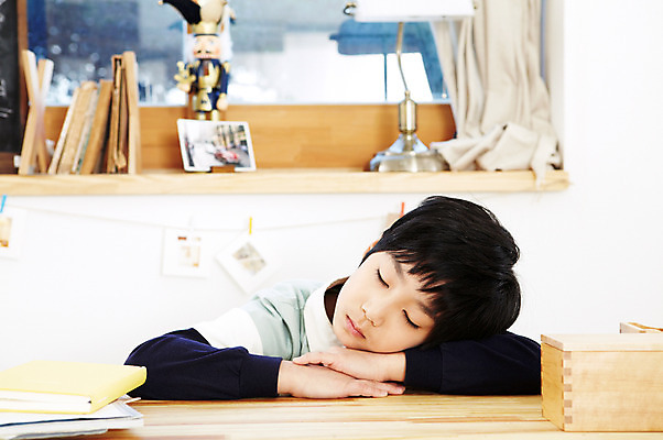 포토 JPG 학생 라이프스타일 어린이교육 교육 남자 어린이라이프 초등학생 어린이 엎드리기 포즈 창문 모션 조명 실내 한명 사람 앉기 동양인 소년 상반신 10대 책 한국인 스탠드 잠 커튼 수면 책상 공부방 남자만 남자한명만 십대만 십대남자만 십대남자한명만 국내포토 1 가구 청소년 인종 내부 생활 물 파일형식