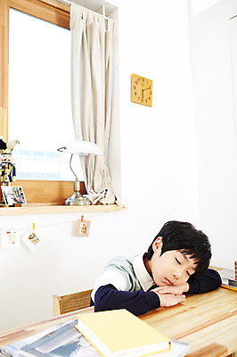 포토 JPG 학생 라이프스타일 어린이교육 교육 남자 어린이라이프 초등학생 어린이 엎드리기 시계 포즈 의자 창문 모션 조명 실내 한명 사람 앉기 동양인 소년 상반신 10대 책 한국인 스탠드 잠 커튼 수면 책상 벽시계 공부방 남자만 남자한명만 십대만 십대남자만 십대남자한명만 국내포토 1 가구 청소년 인종 내부 생활 물 파일형식