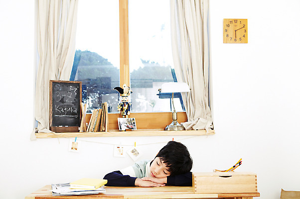 포토 JPG 학생 라이프스타일 어린이교육 교육 남자 어린이라이프 초등학생 어린이 엎드리기 시계 포즈 창문 모션 조명 실내 한명 사람 앉기 동양인 소년 상반신 10대 책 칠판 한국인 스탠드 잠 커튼 수면 책상 벽시계 공부방 미니칠판 남자만 남자한명만 십대만 십대남자만 십대남자한명만 국내포토 1 가구 청소년 인종 내부 생활 물 파일형식