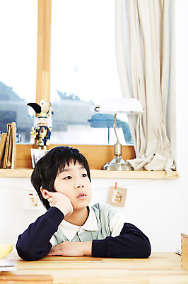 포토 JPG 학생 라이프스타일 어린이교육 교육 남자 어린이라이프 초등학생 어린이 포즈 창문 모션 조명 실내 한명 사람 앉기 동양인 손짓 소년 상반신 10대 책 턱괴기 한국인 스탠드 커튼 책상 공부방 남자만 남자한명만 십대만 십대남자만 십대남자한명만 국내포토 1 가구 청소년 인종 내부 생활 파일형식