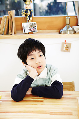 포토 JPG 학생 라이프스타일 어린이교육 교육 남자 어린이라이프 초등학생 어린이 포즈 창문 모션 조명 실내 한명 사람 앉기 동양인 손짓 소년 상반신 10대 책 턱괴기 한국인 스탠드 커튼 책상 공부방 남자만 남자한명만 십대만 십대남자만 십대남자한명만 국내포토 1 가구 청소년 인종 내부 생활 파일형식