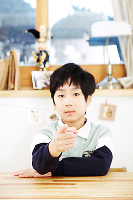 포토 JPG 학생 라이프스타일 어린이교육 교육 남자 어린이라이프 초등학생 어린이 포즈 창문 모션 조명 실내 한명 사람 앉기 동양인 손짓 소년 상반신 10대 책 한국인 스탠드 가리킴 커튼 책상 공부방 남자만 남자한명만 십대만 십대남자만 십대남자한명만 국내포토 1 가구 청소년 인종 내부 생활 파일형식