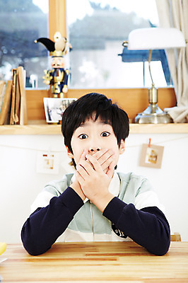 포토 JPG 학생 라이프스타일 어린이교육 교육 남자 어린이라이프 초등학생 어린이 포즈 창문 모션 조명 실내 표정 한명 사람 앉기 동양인 손짓 소년 상반신 10대 책 놀람 한국인 스탠드 커튼 책상 공부방 남자만 남자한명만 십대만 십대남자만 십대남자한명만 국내포토 1 감정 가구 청소년 인종 내부 생활 파일형식