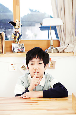 포토 JPG 학생 라이프스타일 어린이교육 교육 남자 어린이라이프 초등학생 어린이 포즈 창문 모션 조명 실내 한명 사람 앉기 동양인 손짓 소년 상반신 10대 책 한국인 스탠드 커튼 책상 공부방 쉿 남자만 남자한명만 십대만 십대남자만 십대남자한명만 국내포토 1 가구 청소년 인종 내부 생활 조용 파일형식