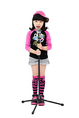 포토 JPG 전신 직업 모자 학생 라이프스타일 잡화 여자 어린이라이프 별 초등학생 어린이 포즈 노래 모션 실내 한명 서기 사람 동양인 소녀 10대 희망 꿈 한국인 가수 체험 스탠드마이크 마이크 스타 장래희망 연예인 여자만 여자한명만 소녀만 국내포토 자연요소 1 감정 음악 음향기기 컨셉 청소년 인종 내부 생활 음악가 어린이만 파일형식