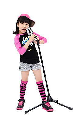 포토 JPG 전신 직업 모자 학생 라이프스타일 잡화 여자 어린이라이프 별 초등학생 어린이 포즈 노래 모션 실내 한명 서기 사람 동양인 손짓 소녀 10대 희망 꿈 한국인 가수 체험 스탠드마이크 마이크 스타 장래희망 연예인 여자만 여자한명만 소녀만 국내포토 자연요소 1 감정 음악 음향기기 컨셉 청소년 인종 내부 생활 음악가 어린이만 파일형식