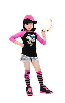 포토 JPG 전신 직업 모자 학생 라이프스타일 잡화 여자 어린이라이프 별 초등학생 어린이 악기 허리손 포즈 연주 모션 타악기 실내 한명 서기 미소 웃음 들기 사람 동양인 손짓 소녀 10대 희망 꿈 한국인 가수 체험 스타 장래희망 탬버린 연예인 여자만 여자한명만 소녀만 국내포토 자연요소 1 감정 음악 컨셉 청소년 표정 인종 내부 생활 음악가 어린이만 파일형식