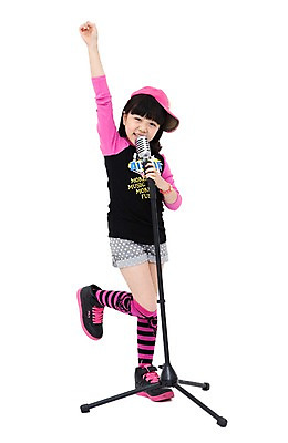 포토 JPG 전신 직업 모자 학생 라이프스타일 잡화 여자 어린이라이프 별 초등학생 어린이 포즈 노래 모션 실내 한명 서기 사람 동양인 손짓 소녀 10대 희망 꿈 한국인 가수 체험 스탠드마이크 마이크 스타 장래희망 연예인 여자만 여자한명만 소녀만 국내포토 자연요소 1 감정 음악 음향기기 컨셉 청소년 인종 내부 생활 음악가 어린이만 파일형식