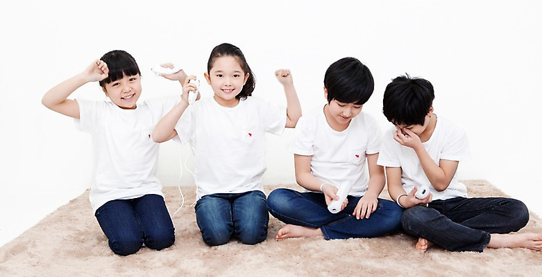 포토 JPG 전신 학생 라이프스타일 여자 남자 어린이라이프 초등학생 어린이 포즈 놀이 실내 웃음 사람 앉기 동양인 손짓 소녀 소년 여러명 10대 친구 경쟁 카펫 한국인 게임 우승 게임기 즐거움 패배 승리자 승자 십대만 국내포토 감정 다수 컨셉 관계 모션 청소년 표정 인종 내부 생활 최고 파일형식