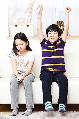 포토 JPG 전신 학생 라이프스타일 여자 남자 어린이라이프 초등학생 어린이 포즈 의자 놀이 실내 웃음 들기 사람 앉기 동양인 손짓 소녀 소년 두명 장식 10대 책 친구 소파 경쟁 카펫 한국인 매트 게임 우승 커튼 게임기 즐거움 패배 승리자 승자 십대만 국내포토 감정 가구 컨셉 관계 모션 청소년 표정 인종 내부 생활 최고 파일형식