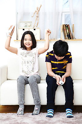 포토 JPG 전신 학생 라이프스타일 여자 남자 어린이라이프 초등학생 어린이 포즈 의자 놀이 실내 웃음 들기 사람 앉기 동양인 손짓 소녀 소년 두명 장식 10대 책 친구 소파 경쟁 카펫 한국인 매트 게임 우승 커튼 게임기 즐거움 패배 승리자 승자 십대만 국내포토 감정 가구 컨셉 관계 모션 청소년 표정 인종 내부 생활 최고 파일형식