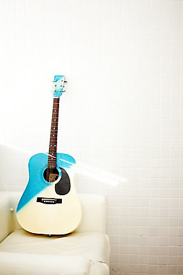 포토 JPG 악기 벽 의자 현악기 실내 사람없음 장식 인테리어 소파 기타 타일 오브젝트 국내포토 디자인 음악 가구 내부 파일형식