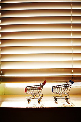 포토 JPG 인형 2 실내 사람없음 장식 인테리어 장난감 카트 쇼핑카 두개 블라인드 창가 오브젝트 국내포토 디자인 창문 내부 쇼핑 커튼 파일형식