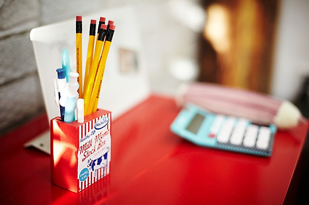 포토 JPG 문구용품 실내 사람없음 장식 인테리어 필기구 연필 볼펜 사무용품 계산기 책상 오브젝트 연필꽂이 국내포토 디자인 가구 학용품 내부 펜 장비 파일형식