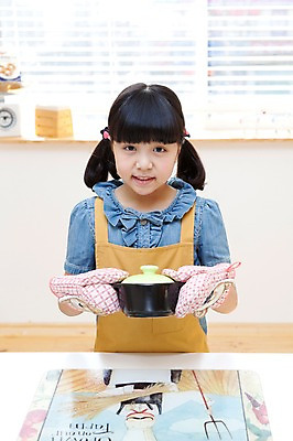 포토 JPG 학생 라이프스타일 여자 어린이라이프 초등학생 어린이 음식 포즈 주방용품 실내 요리 한명 서기 웃음 들기 사람 동양인 소녀 상반신 10대 주방 앞치마 한국인 뚝배기 요리중 주방장갑 여자만 여자한명만 소녀만 국내포토 1 생활용품 장갑 모션 청소년 표정 인종 내부 생활 어린이만 파일형식 잡화 오브젝트