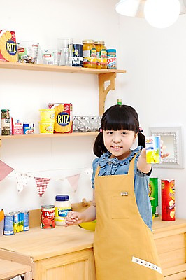 포토 JPG 학생 라이프스타일 접시 여자 어린이라이프 음료 초등학생 어린이 음식 포즈 모션 주방용품 잔 선반 실내 요리 한명 서기 미소 웃음 들기 사람 동양인 소녀 상반신 10대 컵 과자 주방 앞치마 한국인 병 요리중 통조림 여자만 여자한명만 소녀만 국내포토 1 식기 가구 생활용품 청소년 디저트 표정 인종 내부 생활 어린이만 파일형식 오브젝트