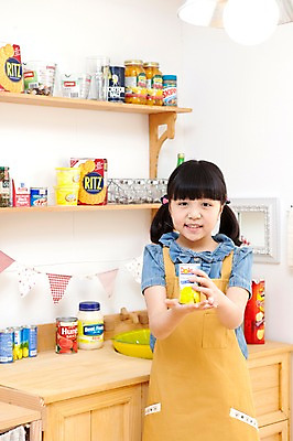 포토 JPG 학생 라이프스타일 접시 여자 어린이라이프 음료 초등학생 어린이 음식 포즈 모션 주방용품 잔 선반 실내 요리 한명 서기 미소 웃음 들기 사람 동양인 소녀 상반신 10대 컵 과자 주방 앞치마 한국인 병 요리중 통조림 여자만 여자한명만 소녀만 국내포토 1 식기 가구 생활용품 청소년 디저트 표정 인종 내부 생활 어린이만 파일형식 오브젝트