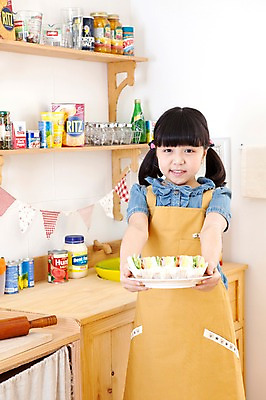 포토 JPG 학생 라이프스타일 접시 여자 어린이라이프 음료 초등학생 어린이 음식 포즈 모션 주방용품 잔 선반 실내 샌드위치 요리 한명 서기 미소 웃음 들기 사람 동양인 소녀 상반신 10대 컵 과자 주방 앞치마 한국인 병 밀대 요리중 통조림 반죽밀대 여자만 여자한명만 소녀만 국내포토 1 식기 가구 생활용품 청소년 디저트 표정 인종 내부 생활 어린이만 파일형식 오브젝트