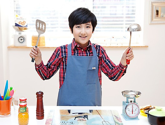 포토 JPG 학생 라이프스타일 남자 어린이라이프 음료 초등학생 어린이 음식 포즈 주방용품 실내 저울 요리 한명 서기 웃음 들기 사람 동양인 소년 상반신 10대 주방 숟가락 앞치마 주스 한국인 양념 국자 뚝배기 뒤집개 요리중 남자만 남자한명만 십대만 십대남자만 십대남자한명만 국내포토 1 생활용품 모션 청소년 수저 표정 인종 내부 생활 파일형식 식기 오브젝트