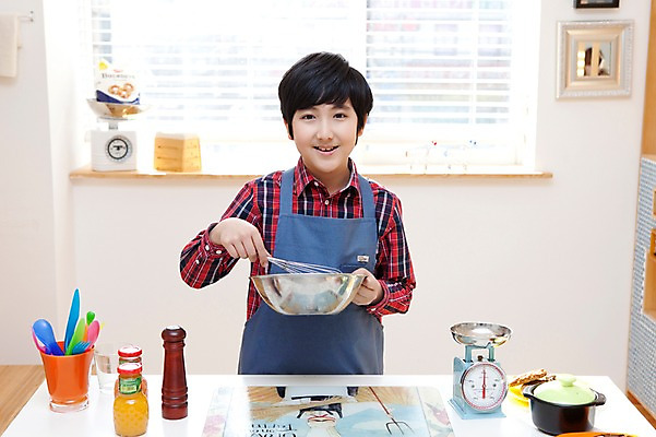 포토 JPG 학생 라이프스타일 남자 어린이라이프 음료 초등학생 어린이 음식 포즈 모션 주방용품 실내 저울 요리 한명 서기 미소 웃음 들기 사람 동양인 소년 상반신 10대 주방 숟가락 앞치마 주스 한국인 양념 뚝배기 거품기 요리중 믹싱볼 남자만 남자한명만 십대만 십대남자만 십대남자한명만 국내포토 1 그릇 생활용품 청소년 수저 표정 인종 내부 생활 파일형식 식기 오브젝트