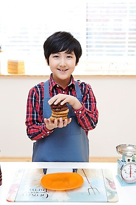 포토 JPG 학생 라이프스타일 남자 어린이라이프 초등학생 어린이 음식 포즈 디저트 실내 저울 요리 한명 서기 웃음 들기 사람 동양인 소년 상반신 10대 쿠키 주방 앞치마 한국인 요리중 남자만 남자한명만 십대만 십대남자만 십대남자한명만 국내포토 1 모션 청소년 표정 인종 내부 생활 파일형식