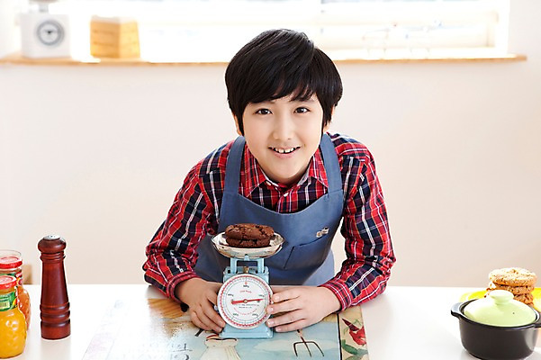 포토 JPG 학생 라이프스타일 남자 어린이라이프 음료 초등학생 어린이 음식 포즈 주방용품 디저트 실내 저울 요리 한명 서기 웃음 사람 동양인 소년 상반신 10대 쿠키 주방 앞치마 주스 한국인 무게 뚝배기 요리중 무게측정 남자만 남자한명만 십대만 십대남자만 십대남자한명만 국내포토 1 생활용품 모션 청소년 표정 인종 내부 생활 측정 파일형식