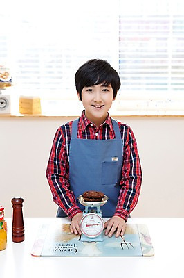 포토 JPG 학생 라이프스타일 남자 어린이라이프 초등학생 어린이 음식 포즈 디저트 실내 저울 요리 한명 서기 웃음 사람 동양인 소년 상반신 10대 쿠키 주방 앞치마 한국인 무게 요리중 무게측정 남자만 남자한명만 십대만 십대남자만 십대남자한명만 국내포토 1 모션 청소년 표정 인종 내부 생활 측정 파일형식