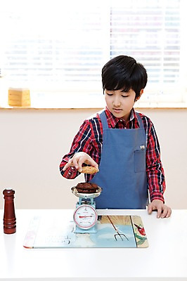 포토 JPG 학생 라이프스타일 남자 어린이라이프 초등학생 어린이 음식 포즈 디저트 실내 저울 요리 한명 서기 웃음 들기 사람 동양인 소년 상반신 10대 쿠키 주방 앞치마 한국인 무게 요리중 무게측정 남자만 남자한명만 십대만 십대남자만 십대남자한명만 국내포토 1 모션 청소년 표정 인종 내부 생활 측정 파일형식