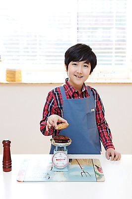 포토 JPG 학생 라이프스타일 남자 어린이라이프 초등학생 어린이 음식 포즈 디저트 실내 저울 요리 한명 서기 웃음 들기 사람 동양인 소년 상반신 10대 쿠키 주방 앞치마 한국인 무게 요리중 무게측정 남자만 남자한명만 십대만 십대남자만 십대남자한명만 국내포토 1 모션 청소년 표정 인종 내부 생활 측정 파일형식